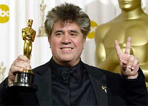 Pedro Almodóvar with his Oscar for Talk to Her